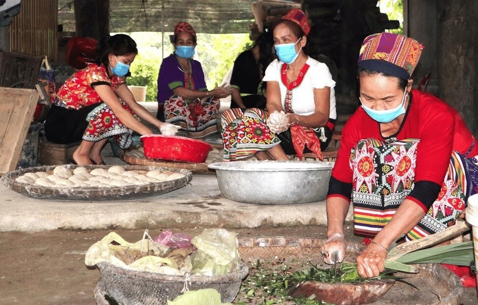 Đồng bào người Thái đang sản xuất men lá
